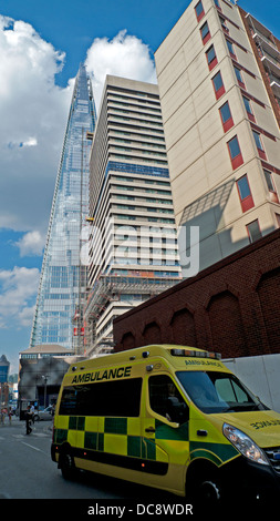 Une ambulance de Londres dans une rue près de l'hôpital les gars et une vue sur le bâtiment d'échardes Southwark London England UK KATHY DEWITT Banque D'Images