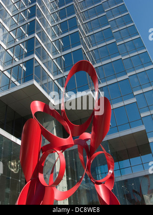 SCULPTURE DE RISQUE (©ALEXANDER LIBERMAN 1983) BANK OF AMERICA PLAZA DALLAS TEXAS USA Banque D'Images