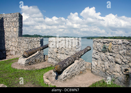 Rio Dulce, Guatemala, Castillo de San Felipe de Lara. Fort espagnol à Lac Izabal, dans l'est du Guatemala. Canon de forteresse. Banque D'Images