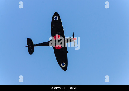 Israël. La DEUXIÈME GUERRE MONDIALE, une ère de Supermarine Spitfire, peint en noir et rouge et de transporter de l'air israélienne d'emblèmes, vole à un meeting aérien. Banque D'Images