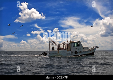 Bateau de pêche chalutier mer ciel Trinidad Tobago Banque D'Images