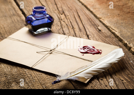 Ancienne plume, enveloppe, la cire et l'encre bouteille Banque D'Images