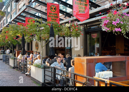 Les gens à manger sur la terrasse extérieure de Yaletown Brewing Company restaurant à Yaletown, Vancouver, British Columbia, Canada Banque D'Images