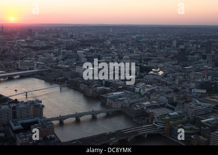 Vue du haut des gratte-ciel d'échardes au coucher du soleil - Southwark - Londres Banque D'Images