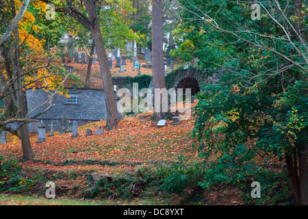 Le cimetière d'Oak Hill historique (fondée en 1848) vue le long de la plage de Rock Creek Park Drive. Banque D'Images