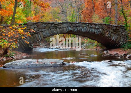 Boulder Bridge - construit en 1902 - le long Beach Drive à Rock Creek Park, Washington, DC. Banque D'Images