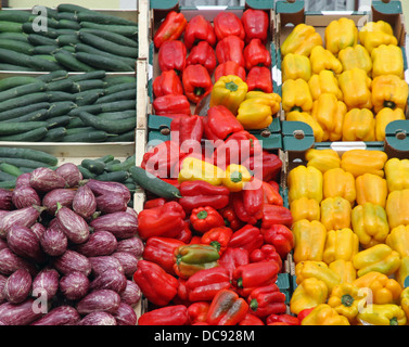 Cartons pleins de fruits et légumes frais et des fruits de saison et de légumes du marché au détail et en gros 2 Banque D'Images