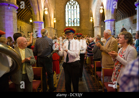 Brecon Jazz Festival 2013. Service annuel de jazz à Brecon Cathédrale avec l'intransigeant Jazz New Orleans Brass Band Banque D'Images