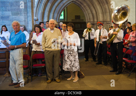 Brecon Jazz Festival 2013. Service annuel de jazz à Brecon Cathédrale avec l'intransigeant Jazz New Orleans Brass Band Banque D'Images