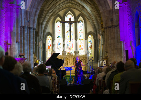 Brecon Jazz Festival 2013. Service annuel de jazz à Brecon Cathédrale avec chanteuse solo Banque D'Images