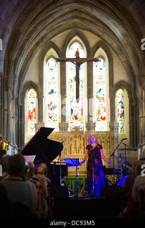 Brecon Jazz Festival 2013. Service annuel de jazz à Brecon Cathédrale avec chanteuse solo Banque D'Images