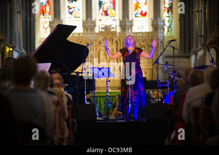 Brecon Jazz Festival 2013. Service annuel de jazz à Brecon Cathédrale avec chanteuse solo Banque D'Images