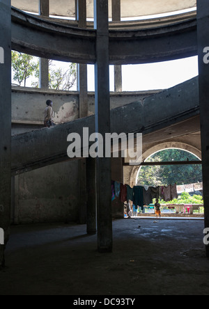 Une des promenades de squatters jusqu'l'escalier en spirale dans le Grande Hotel Beira délabrées au Mozambique. Banque D'Images