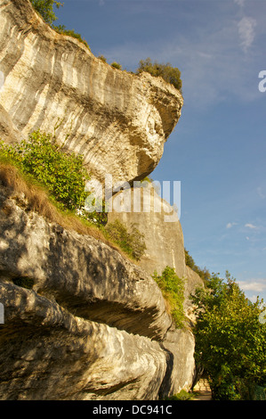 Vue sur la falaise, en Les-Eyzies-de-Tayac, Dordogne, France. Banque D'Images