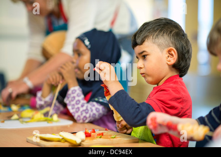 L'école maternelle Pauls et Children's Centre, Bristol UK - Une classe d'aliments sains. Banque D'Images