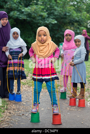 L'école maternelle Pauls et Children's Centre, Bristol UK - Les filles jouant sur pilotis dans l'aire de jeux. Banque D'Images