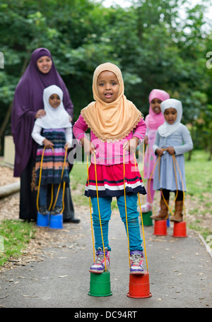 L'école maternelle Pauls et Children's Centre, Bristol UK - Les filles jouant sur pilotis dans l'aire de jeux. Banque D'Images