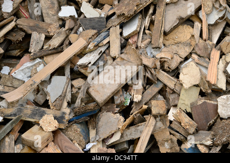 Carton des déchets et du papier dans une usine de recyclage dans les West Midlands, Angleterre, RU Banque D'Images