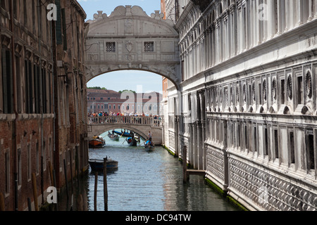 L'arrière de la Venise, au célèbre Pont des Soupirs (Italie). L'arrière du célèbre Pont des Soupirs, à Venise (Italie). Banque D'Images