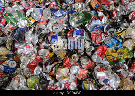 Les canettes de boisson en aluminium (boîtes de conserve) recueillies à des fins de recyclage dans une usine de recyclage des déchets dans les West Midlands, Angleterre , Royaume-Uni Banque D'Images