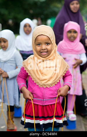 L'école maternelle Pauls et Children's Centre, Bristol UK - Les filles jouant sur pilotis dans l'aire de jeux. Banque D'Images