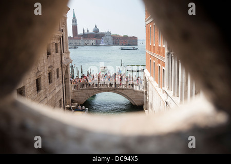 Une vue sur St Giorgio Maggiore island de l'intérieur du célèbre pont des soupirs, à Venise (Italie). Banque D'Images