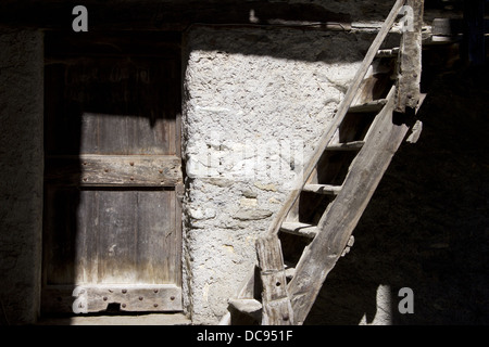 Escalier ancien à un foin-loft à Macra Banque D'Images