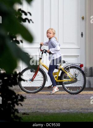 La Haye, aux Pays-Bas. Août 12, 2013. Fille du Prince Friso et la Princesse Mabel, Luna, monte un vélo au Palais Huis ten Bosch où Prince Friso d'Orange-Nassau est mort âgé de 44 ans à La Haye, Pays-Bas, 12 août 2013. Le Prince Friso avait été dans le coma depuis un accident de ski en Autriche le 17 février 2012. Photo : Albert Ph. van der Werf/PRE/dpa/Alamy Live News Banque D'Images