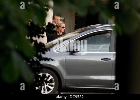 La Haye, aux Pays-Bas. Août 12, 2013. La princesse Mabel d'Orange-Nassau et Prince Constantijn des Pays-Bas sont illustrés au Palace Huis ten Bosch où Prince Friso d'Orange-Nassau est mort âgé de 44 ans à La Haye, Pays-Bas, 12 août 2013. Le Prince Friso avait été dans le coma depuis un accident de ski en Autriche le 17 février 2012. Photo : Albert Ph. van der Werf/PRE/dpa/Alamy Live News Banque D'Images