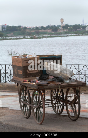 Ancien panier chargé avec les boîtes de carton Banque D'Images