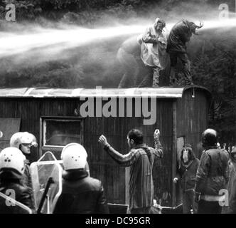 Les pistolets à eau contre les manifestants à la piste à Francfort le 27 janvier en 1982. Banque D'Images