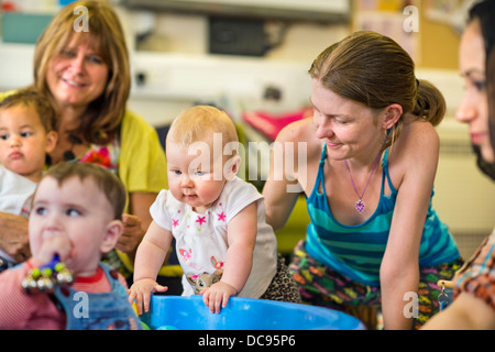 Un bébé à St Pauls École maternelle et Children's Centre, Bristol UK Banque D'Images