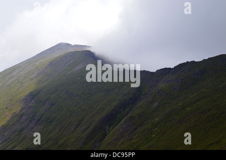 Le Welsh Mountain Elidir Fawr dans la moitié Cloud vu depuis le sentier sur Bwich y Brecan Banque D'Images