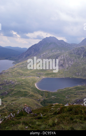 Le Welsh Mountain Tryfan ci-dessus les lacs de Llyn Idwal & Lyn Ogwen du sentier à Snowdonia Y Garn Banque D'Images