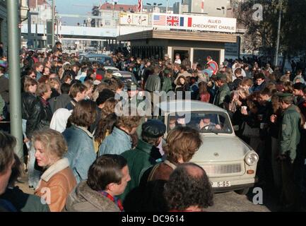 La première voiture Trabi avec extase sont accueillis à Checkpoint Charlie à Berlin Ouest, l'Allemagne, le 10 novembre 1989. Des centaines de milliers de citoyens de la RDA s'est rendu à Berlin ouest pour une courte visite. Banque D'Images