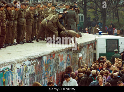 Les citoyens de Berlin Ouest part un pot de café à la frontière de la RDA des forces sur le mur de Berlin, Allemagne, 11 novembre 1989. Le mur a été ouvert dans la nuit du 09/10 novembre. Banque D'Images