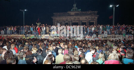 Des milliers de personnes célèbrent l'ouverture du Mur de Berlin, Allemagne, le 10 novembre 1989. Photo : Peter Zimmermann Banque D'Images