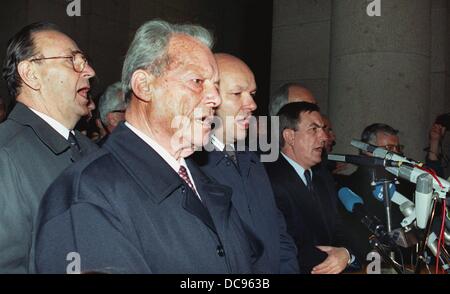 Des politiciens de tous les partis d'entre eux (L-R) Le ministre allemand des affaires étrangères, Hans-Dietrich Genscher, FDP (libéral-démocrate), l'ancien Chancelier allemand Willy Brandt (SPD, sociaux-démocrates), le Seigneur de Berlin Le maire Walter Momper (SPD), Juergen Wohlrabe, président du parlement de la ville de Berlin et Rudolf Seiters, CDU (Chrétiens démocrates), chef de la chancellerie chanter l'hymne national lors de la manifestation un jour après l'ouverture de la frontière entre les deux états allemands à l'extérieur de l'Hôtel de Ville de Schönberg, l'ouest de Berlin, le 10 novembre 1989. Banque D'Images