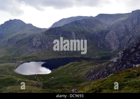 Les montagnes galloises Le Glyders Tryfan et au-dessus des eaux de Llyn reflétée de l'Idwal jusqu'à Snowdonia Y Garn Banque D'Images