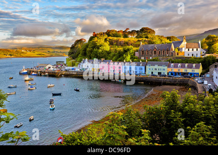 Vue sur le coucher du soleil avant de Portree, Isle of Skye, Scotland Banque D'Images