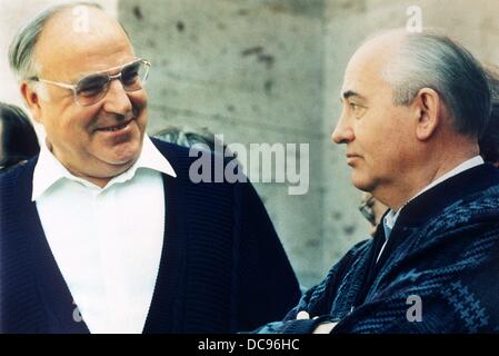 Helmut Kohl (l) parle de Mikhaïl Gorbatchev. Le chancelier allemand visite le Caucase pour parler des conditions de la réunification des deux États allemands (juillet 1990). Banque D'Images