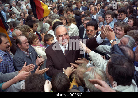 Le Chancelier fédéral Helmut Kohl est entouré par ses partisans lors de l'ouverture de la campagne électorale de Landtag de Thuringe, le 5 septembre 1990, à Heiligenstadt. Banque D'Images