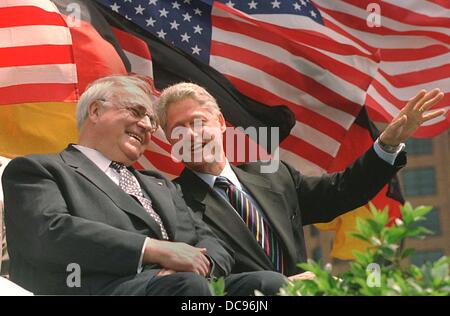 Le chancelier Helmut Kohl (l) nous parle le président Bill Clinton au milieu de drapeaux allemands et américains le 23 mai en 1996 à Milwaukee/Wisconsin. Clinton et Kohl ont signé un accord sur le transport aérien au cours de leur réunion. Banque D'Images