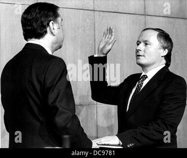 Homme politique du SPD Oskar Lafontaine(r) est assermenté à titre de nouveau ministre président de la Sarre le 9 avril en 1985. Banque D'Images