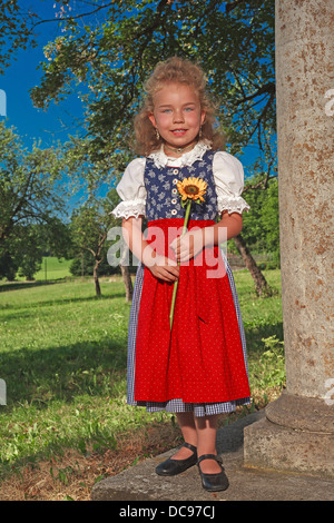 Petite fille de Bavière dans un dirndl avec le tournesol Banque D'Images
