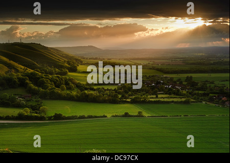 Paysage au fil de la campagne anglaise en été paysage coucher du soleil Banque D'Images