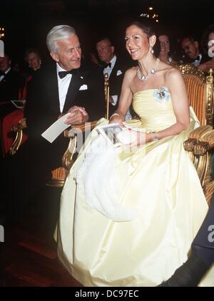 La Reine Silvia de Suède et le président allemand Richard von Weizsäcker parler avant un concert de violoncellistes de Berlin à Stockholm le 2 juin en 1988. Banque D'Images