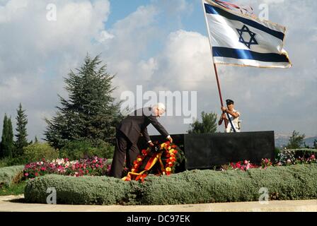 Le président allemand Richard von Weizsäcker a déposé une gerbe sur la tombe de Ben Gourion, le fondateur de l'état d'Israël, le 8 octobre en 1985. Le président allemand a séjourné en Israël pour une visite d'état du 8 au 11 octobre en 1985. C'était la première visite d'un président allemand actuel dans l'état juif. Banque D'Images