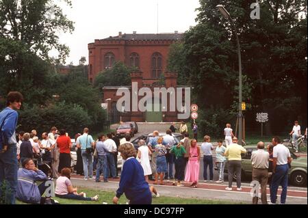 Les spectateurs se rassemblent devant la prison pour les criminels de guerre à Berlin-Spandau le 18 août en 1987, où l'adjoint de Hitler, Rudolf Hess avait commis le suicide la veille. Hess, ayant été en prison depuis plus de 40 ans déjà, était le dernier prisonnier à Spandau. Banque D'Images