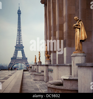 Vue depuis le Trocadéro avec statues en or sur la Tour Eiffel, Paris Banque D'Images